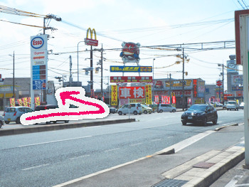 「車検の早太郎」「マクドナルド」などがある交差点を交差点を左折します